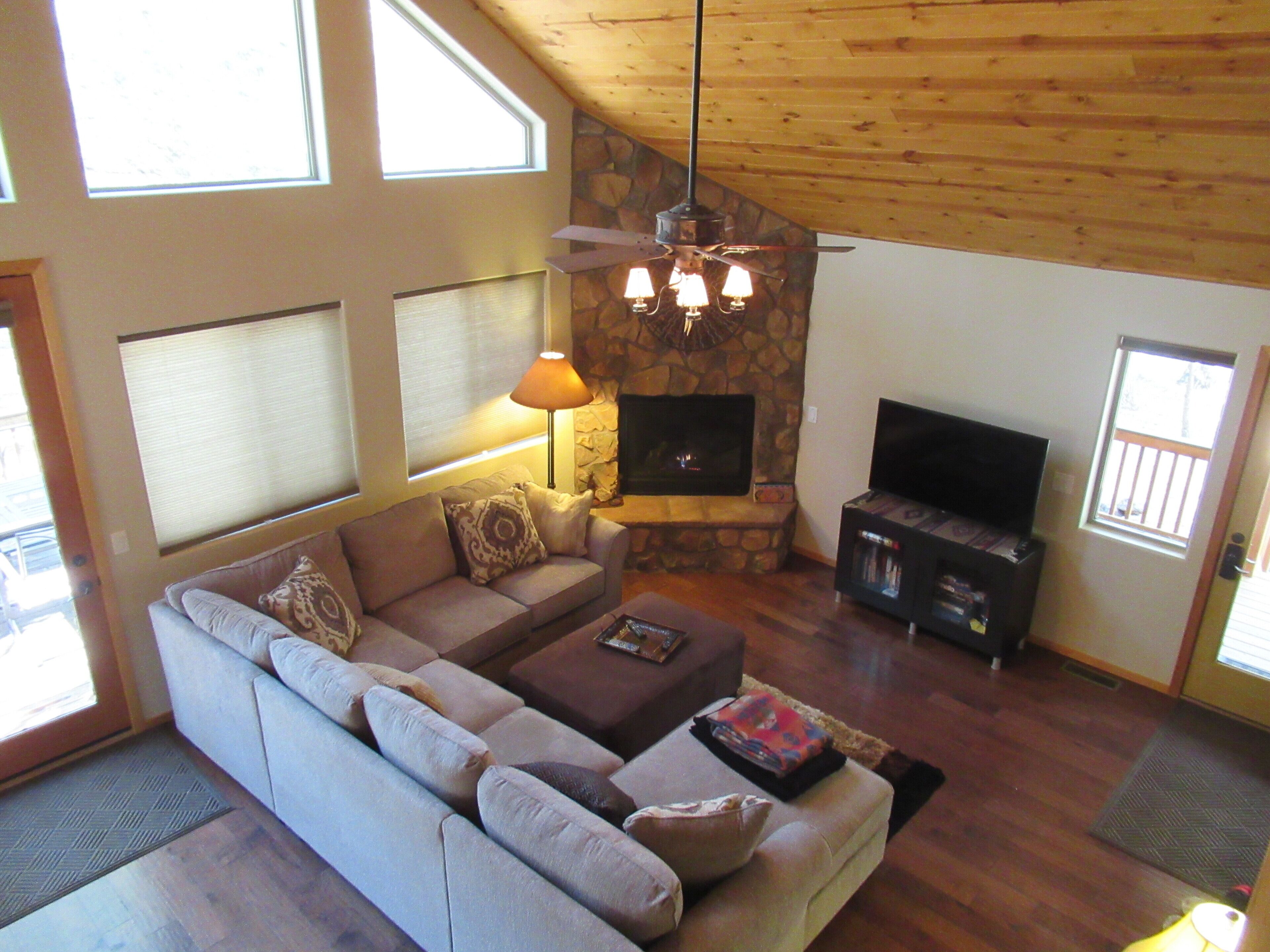 Escape to the perfect family mountain cabin in the cool pines