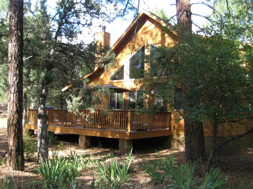 Escape to the perfect family mountain cabin in the cool pines