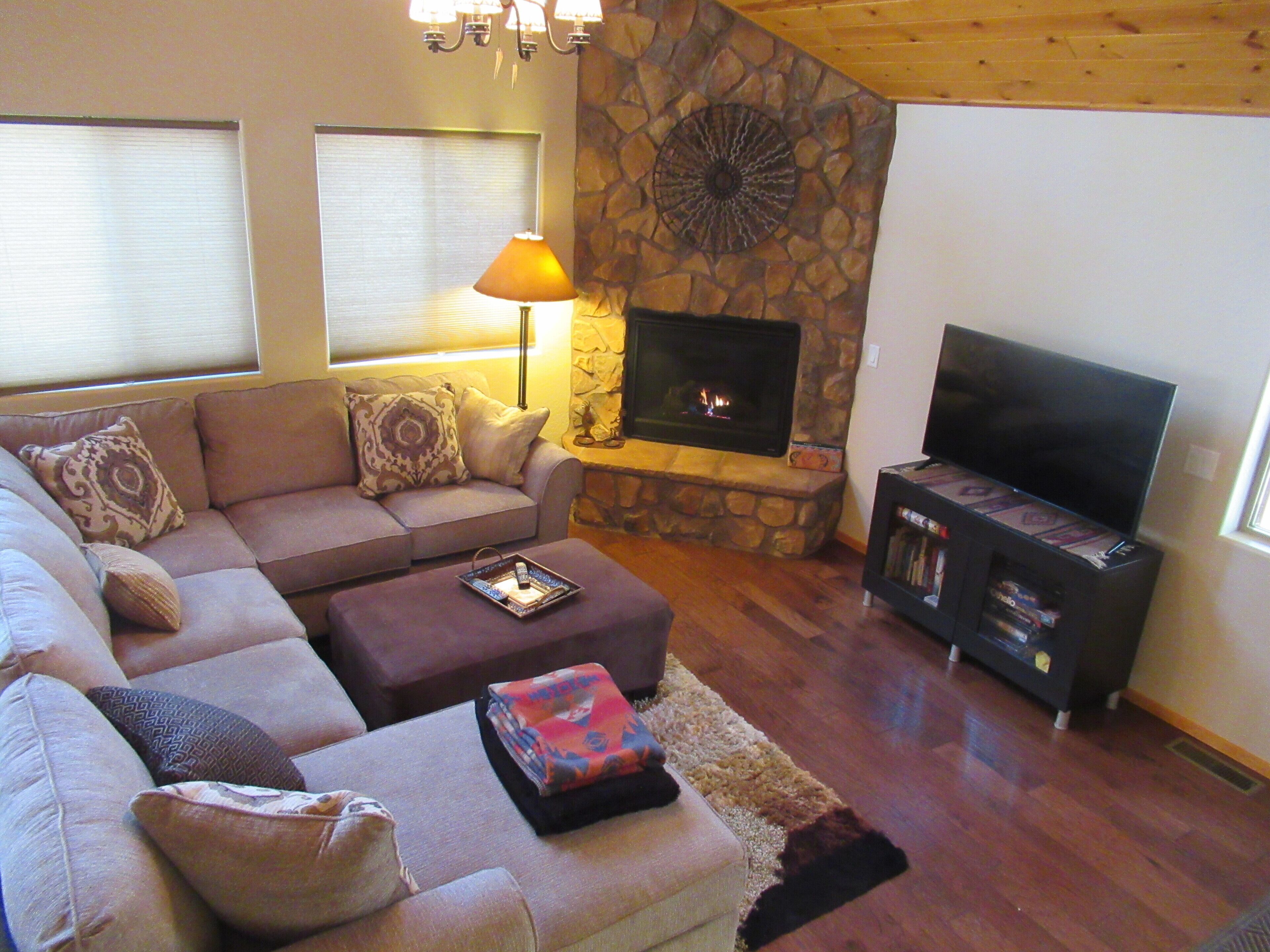 Escape to the perfect family mountain cabin in the cool pines