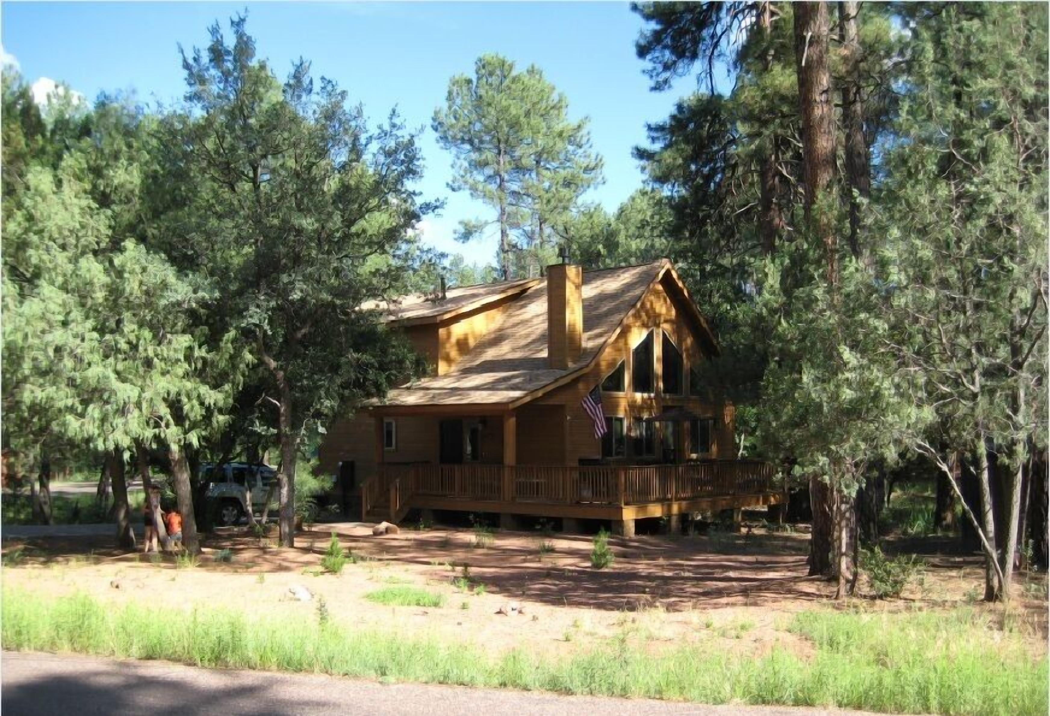 Escape to the perfect family mountain cabin in the cool pines