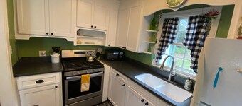 Pet friendly Cottage with fenced yard!