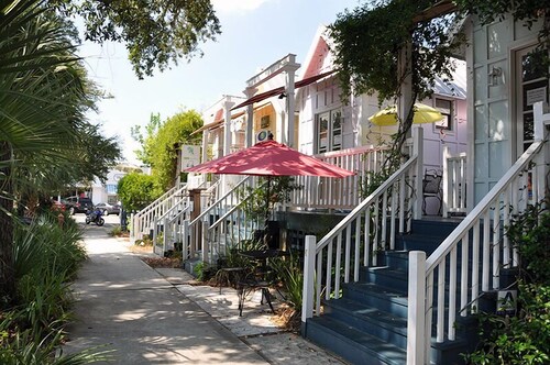  Pet friendly Cottage with fenced yard!