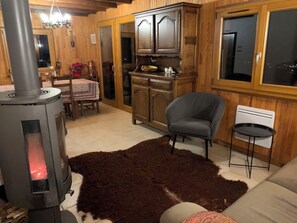 TV connectée, cheminée, jeux vidéo, lecteur de DVD