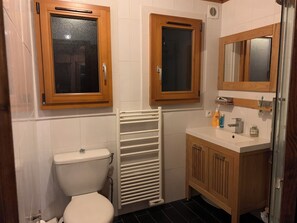 Shower, hair dryer, towels, soap - Chalet With 3 Bedrooms Near Samoens. Spectacular Views. (Verchaix)