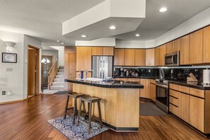 Fridge, microwave, oven, stovetop - Welcome to The Explorers Den, Mountain Harbor #147 (Whitefish)