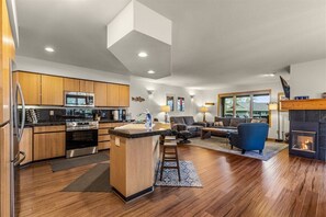 Fridge, microwave, oven, stovetop - Welcome to The Explorers Den, Mountain Harbor #147 (Whitefish)