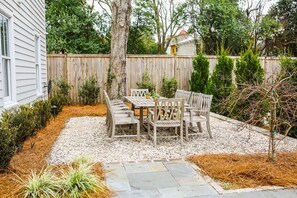 Outdoor dining - Guesthouse Charleston: WEST (242 B & C) (Charleston)