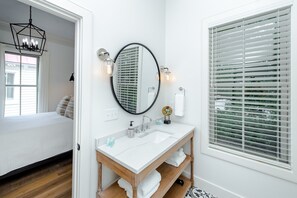 8 bedrooms, desk, iron/ironing board, free WiFi - Guesthouse Charleston: WEST (242 B & C) (Charleston)