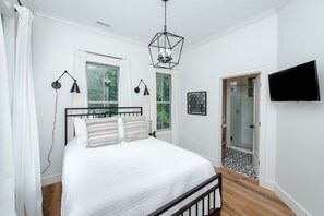 8 bedrooms, desk, iron/ironing board, free WiFi - Guesthouse Charleston: WEST (242 B & C) (Charleston)