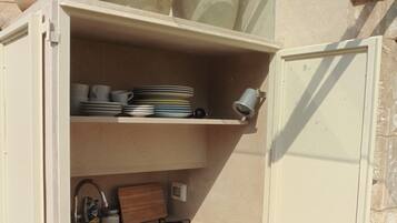 Réfrigérateur, micro-ondes, plaque de cuisson, cafetiÚre/bouilloire