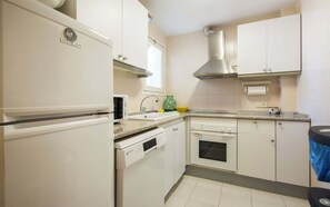 Wasserkocher mit Kaffee-/Teezubehör, Kühlschrank, Mikrowelle, Ofen