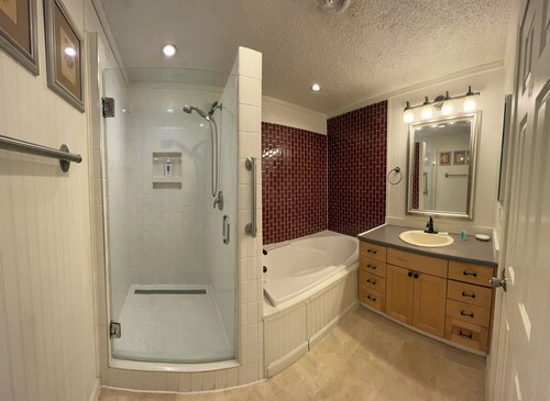 Red Rooster House - King & Queen bedrooms  Easy access to all areas of the city 
