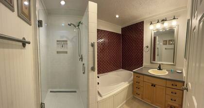 Red Rooster House - King & Queen bedrooms Easy access to all areas of the city