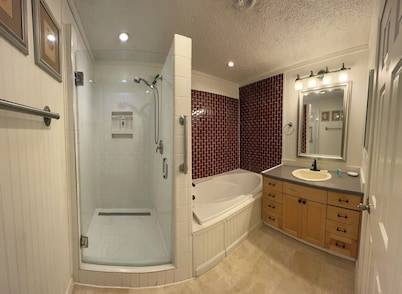 Red Rooster House - King & Queen bedrooms Easy access to all areas of the city