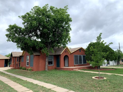 Red Rooster House - King & Queen bedrooms  Easy access to all areas of the city 
