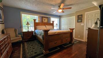 2 makuuhuonetta, työpöytä, silitysrauta/-lauta, vauvan matkasänky