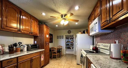 Red Rooster House - King & Queen bedrooms Easy access to all areas of the city