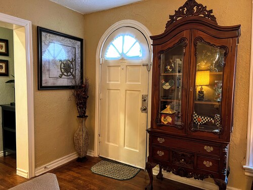 Red Rooster House - King & Queen bedrooms  Easy access to all areas of the city 