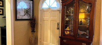 Red Rooster House - King & Queen bedrooms  Easy access to all areas of the city 