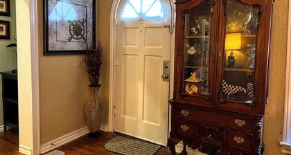 Red Rooster House - King & Queen bedrooms Easy access to all areas of the city