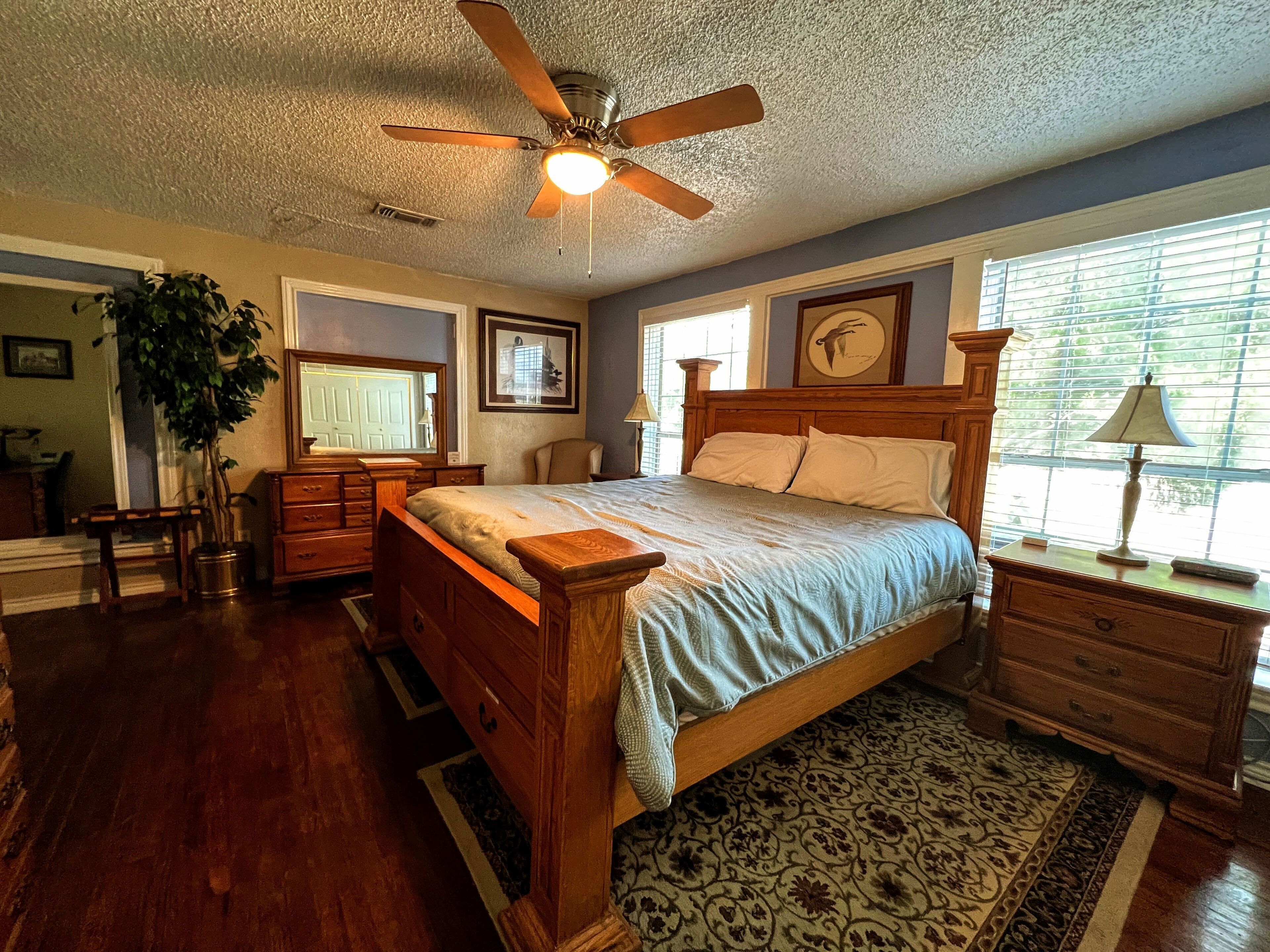 2 Schlafzimmer, Schreibtisch, Bügeleisen/Bügelbrett, Reisekinderbett