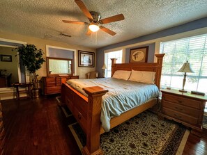 2 soverom, skrivebord, strykejern/-brett og reiseseng for barn