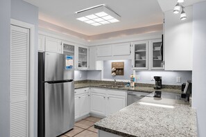 Fridge, microwave, oven, stovetop - ☀️Chateau 5b Walk to Beach • Pool • Tennis • Updated Condo☀️ (Destin)