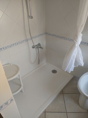 Bathtub, hair dryer, bidet, towels - Calagonone: House with character (Calagonone)
