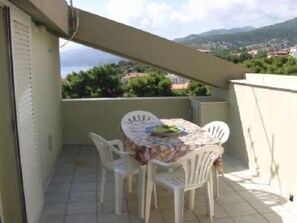 Outdoor dining - Calagonone: House with character (Calagonone)