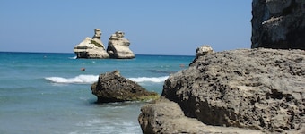 LUMINOSO APPARTAMENTO CON PISCINA E GARAGE: A PIEDI MARE E CENTRO