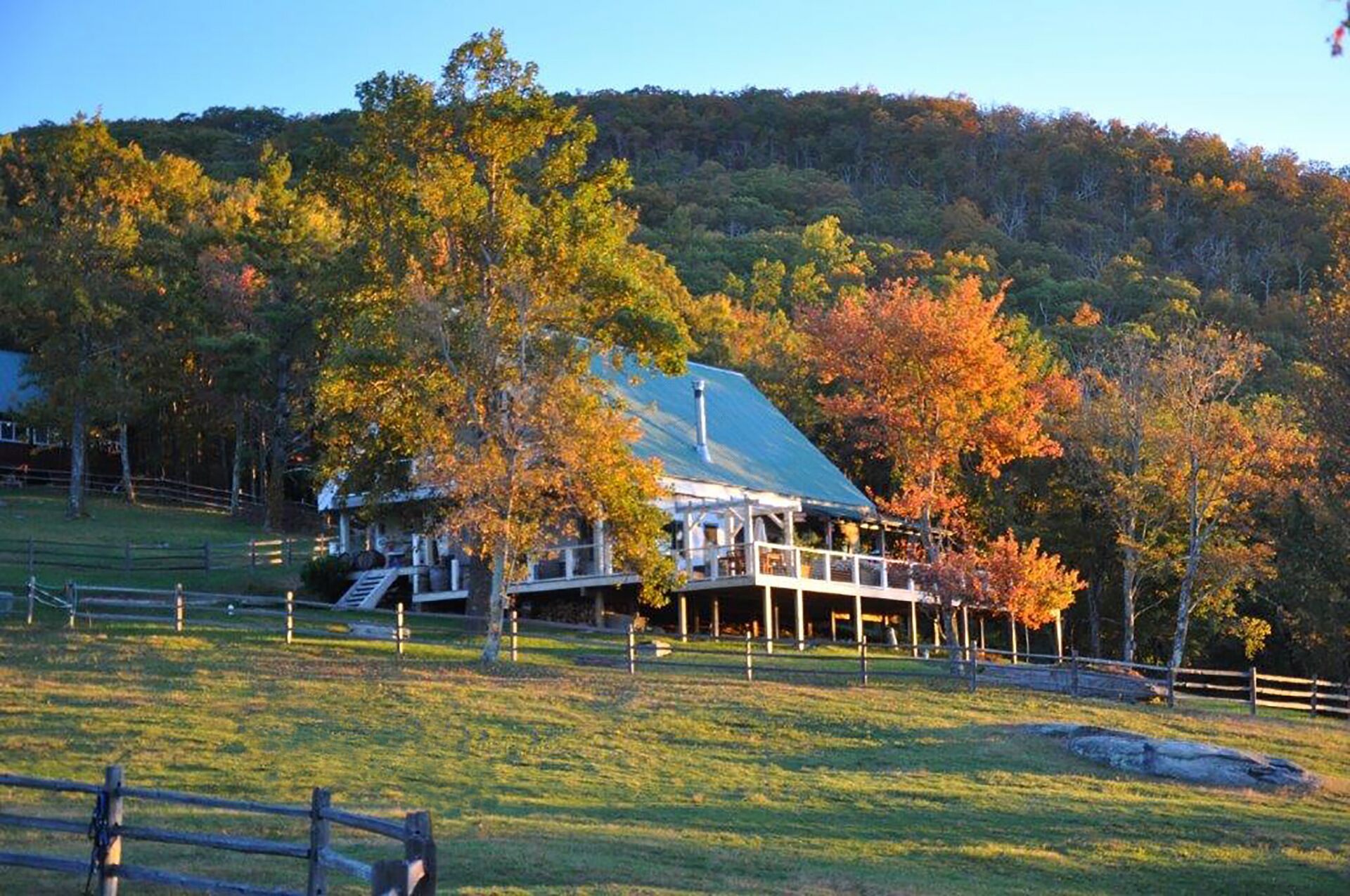 Rustic Mountaintop Solitude - Secluded but convenient with spectacular views