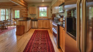 ماكينة لصنع ا لقهوة/الشاي، ثلاجة، ميكروويف، فرن
