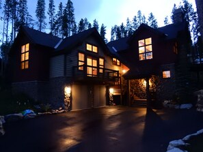 Exterior - Lux Home, 3 Fireplaces, Family Friendly, Hot Tub, 4 Private BR W/4 ensuite Bath. (Breckenridge)