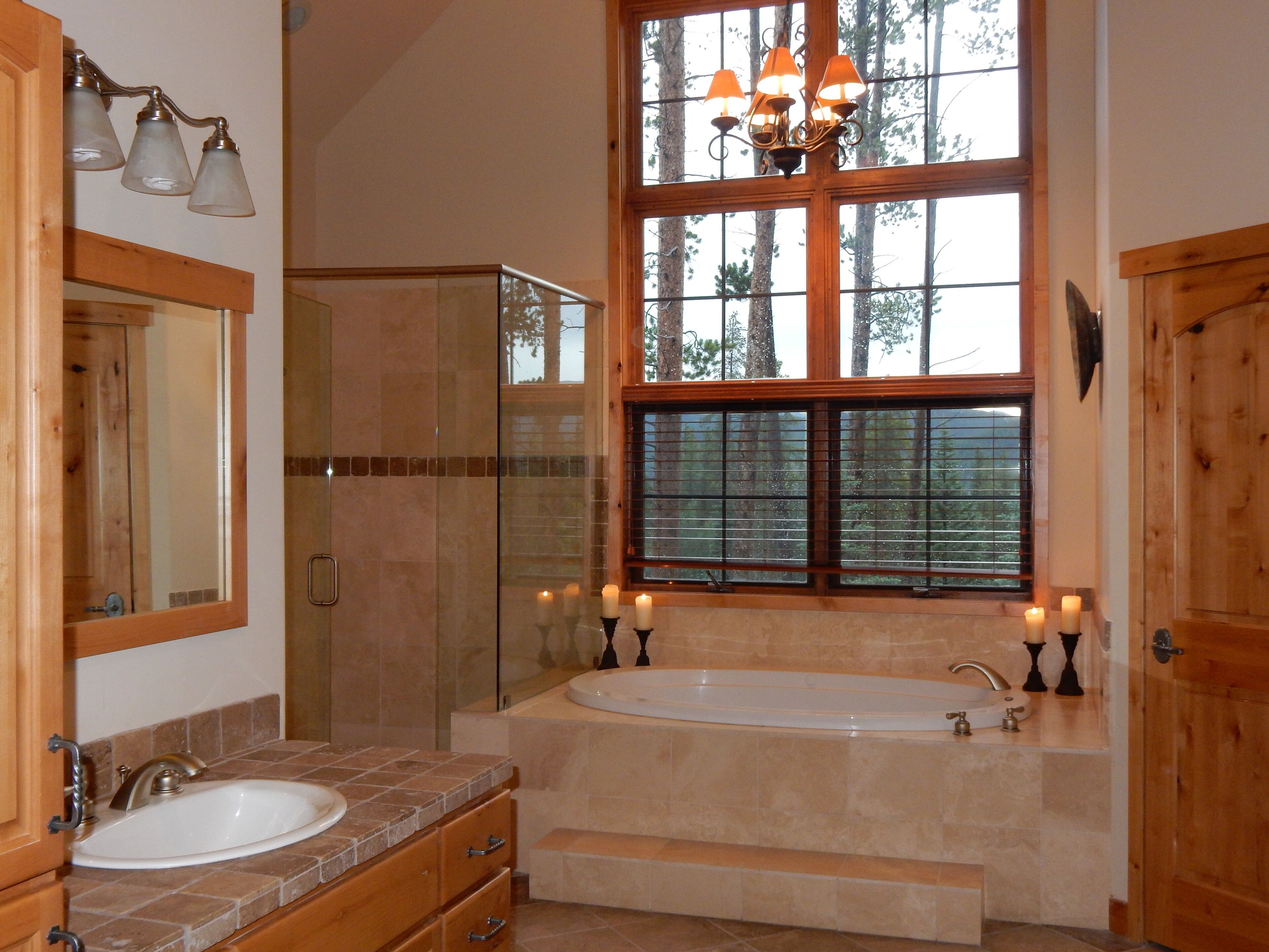 Combined shower/tub, jetted tub, eco-friendly toiletries, hair dryer
