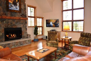 Smart TV, chimenea, reproductor de DVD y futbolito 