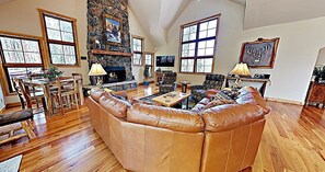 Smart TV, chimenea, reproductor de DVD y futbolito 