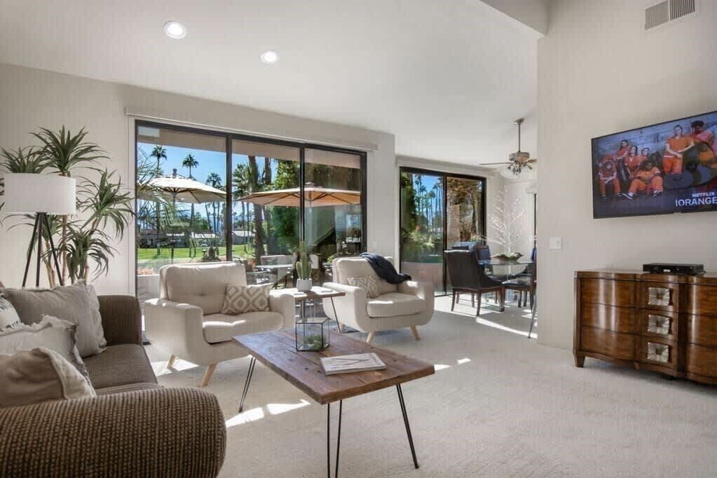 تلفزيون، مدفأة، مكتب