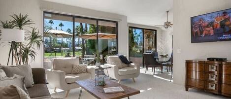 تلفزيون، مدفأة، مكتب