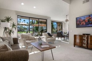 Fernseher, Kamin, Arbeitsbereiche