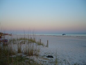Am Strand, Liegestühle, Sonnenschirme, Strandtücher