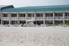 Sur la plage, chaise longue, parasol, serviettes de plage