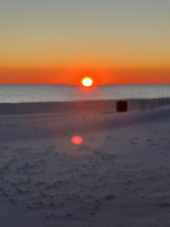 Am Strand, Liegestühle, Sonnenschirme, Strandtücher