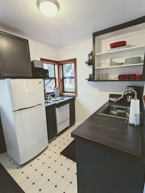 Fridge, microwave, oven, stovetop - Bluebird Day - River Gem Bungalow, perfect for a cozy getaway by the river. (Bend)