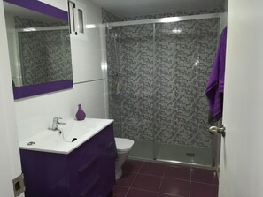 Een douche, een haardroger, een bidet, handdoeken