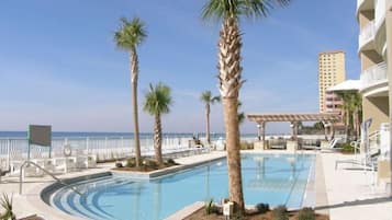 Alberca techada y alberca climatizada