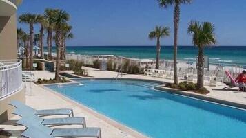 Alberca techada y alberca climatizada