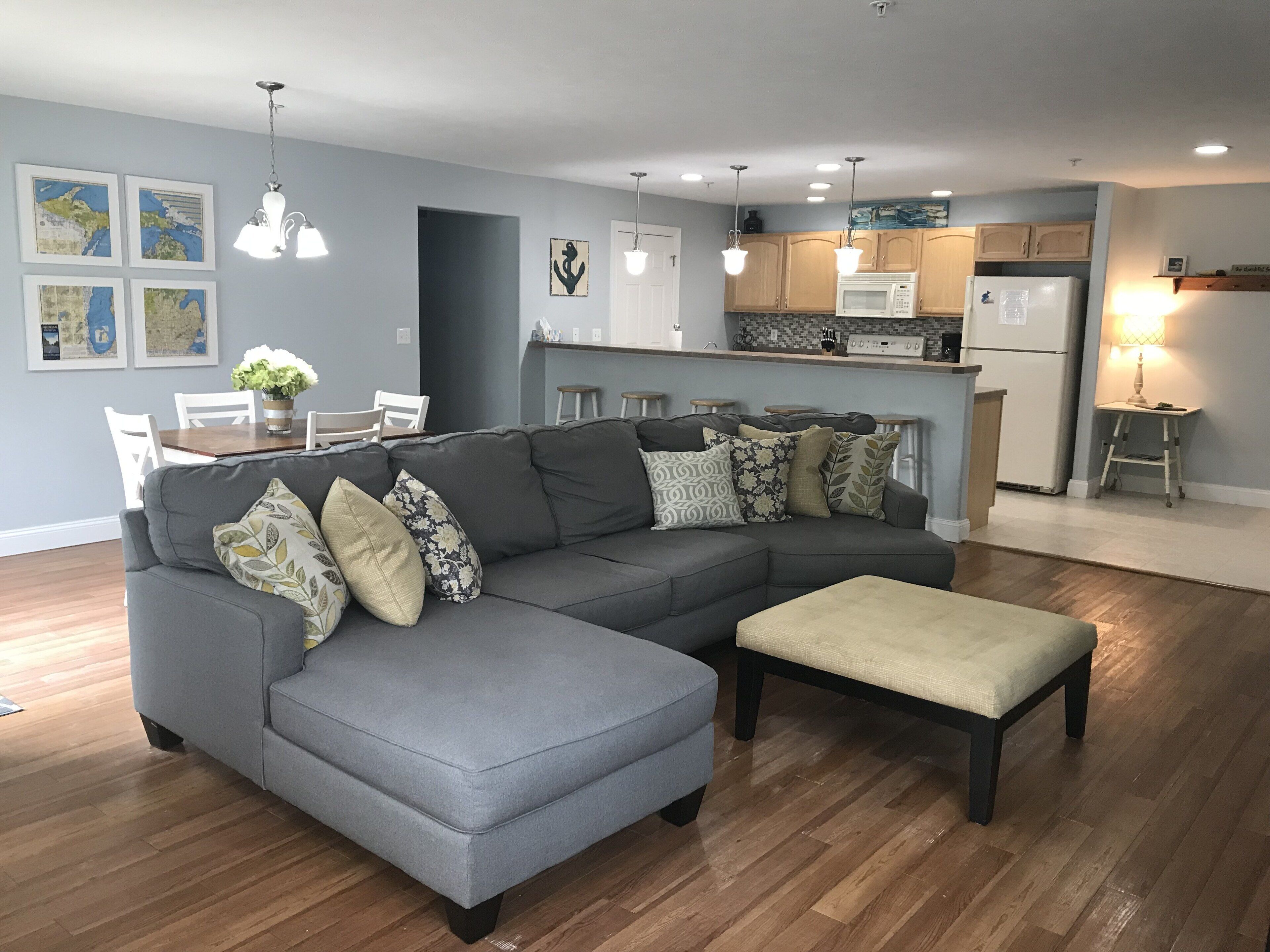 Downtown TVC Condo, Walk Everywhere, Comfortable, Great Launching Pad To See TC