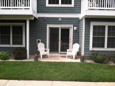 Downtown TVC Condo, Walk Everywhere, Comfortable, Great Launching Pad To See TC