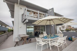 Outdoor dining - Seahorse Retreat - Double The Fun, BEACHFRONT, In Carpinteria! (Carpinteria)
