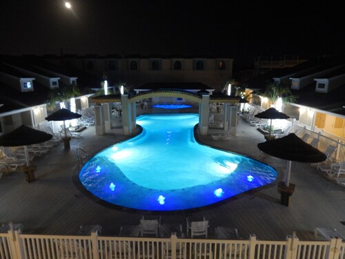 Read Our Reviews Gorgeous 2 BR Poolside T/h, 3 minute walk to beach!